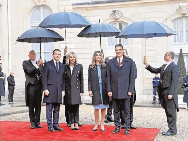  ?? EFE ?? Emmanuel y Brigitte Macron reciben a Pedro Sánchez y Begoña Gómez en El Elíseo
