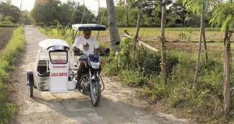  ??  ?? Lolo Barya uses his tricycle for running personal errands in Nueva Ecija. He does not use his tricycle as ‹pamasada.’