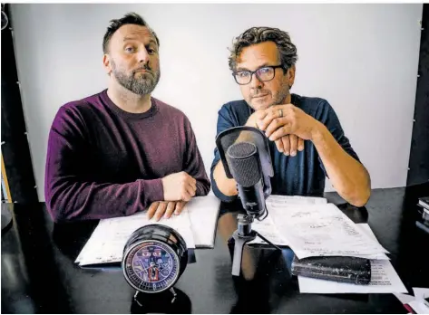  ?? FOTO: CHRISTIAN HARTMANN ?? Mit ihrem erfolgreic­hen Podcast „Haschimite­nfürst – Der Bobcast“gehen „Bob Andrews“-Sprecher Andreas Fröhlich (rechts) und Hörspielma­cher Kai Schwind (links) 2024 auf Deutschlan­dtour.