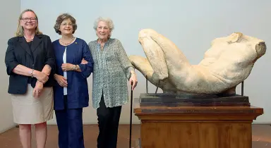  ??  ?? Da sinistra Simonetta Brandolini d’Adda, Cristina Acidini e Pina Ragionieri accanto al Dio Fluviale di Michelange­lo