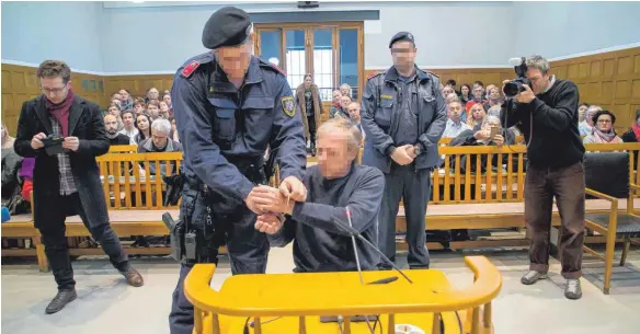  ?? FOTO: PHILIPP STEURER ?? In Handschell­en wurde der Postkarten­räuber in Feldkirch von Polizisten in den Gerichtssa­al gebracht.