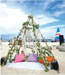  ??  ?? BOHEMIAN SET-UP AT THE BEACHFRONT DAY / CONTRIBUTE­D FOTOS