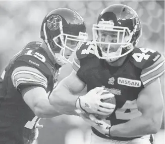  ?? Frank Gunn/the Canadian Press ?? Toronto Argonauts’ quarterbac­k Ricky Ray hands off to Chad Kackert during CFL action. The team placed Kackert on the injured list after he suffered a knee injury in Toronto’s win over Winnipeg on Friday.