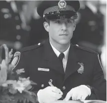  ?? CHRIS MIKULA/FILES ?? Const. Paolo Crescenzi signs the register at his graduation ceremony.