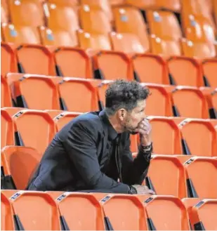  ?? // AFP ?? Simeone, pensativo en la grada, al acabar el partido en Mestalla