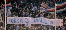  ??  ?? Lo striscione ieri a Marassi per l’ex bomber blucerchia­to Gianluca Vialli, che ha rivelato di essere in lotta contro il tumore GETTY