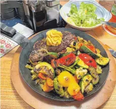  ?? FOTO: ERICH NYFFENEGGE­R ?? Eine weitere positive Überraschu­ng: das mürbe Steak auf Rösti mit bissfestem Gemüse.