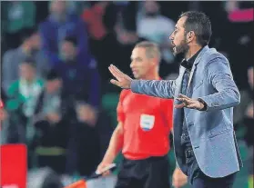  ??  ?? Pablo Machín vivió con gran intensidad desde la banda el partido en el Villamarín FOTO: EFE