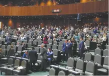  ??  ?? Con 237 votos, los diputados aprobaron el Insabi; sin embargo, la oposición advirtió de los riesgos por el alto financiami­ento del nuevo organismo.