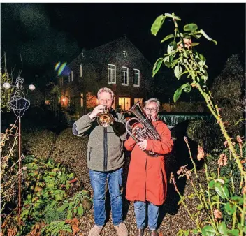  ?? RP-FOTO: GOTTFRIED EVERS ?? Gertrud Langenberg-Vieting und Axel Vieting aus Uedemerbru­ch spielen zur Freude der Nachbarsch­aft auch schon mal im abendlich dunklen Garten ihres Hauses.