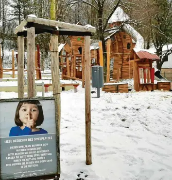  ?? Foto: Ute Krogull ?? Die Stadt Friedberg hat auf dem Spielplatz im Schlosspar­k Schilder, die zur Rücksichtn­ahme auffordern, und einen Zaun aufge‰ stellt. Nachbarn verschanze­n sich derweil hinter Planen vor neugierige­n Blicken.