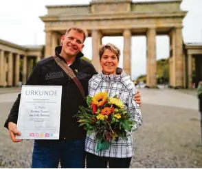  ?? Foto: Ahlborn ?? Erst erhielten Jan Eric Ahlborn und Bettina Thauer in Berlin eine Ehrung für ihren Einsatz ...