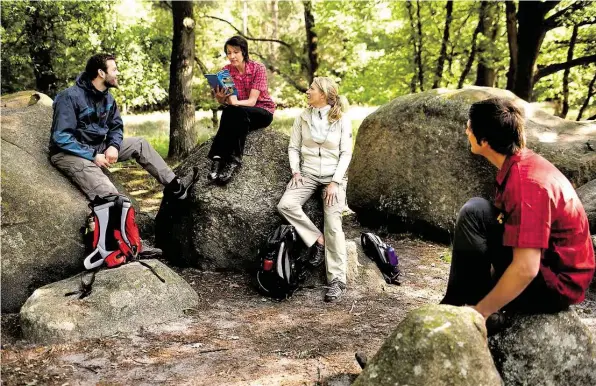  ?? BILDER: ALEXANDRA LÜDERS ?? Natur und Kultur entdecken: Eine Wandergrup­pe rastet an einem Großsteing­rab bei Ankum. – Kleines Bild: Nutria im Nettetal