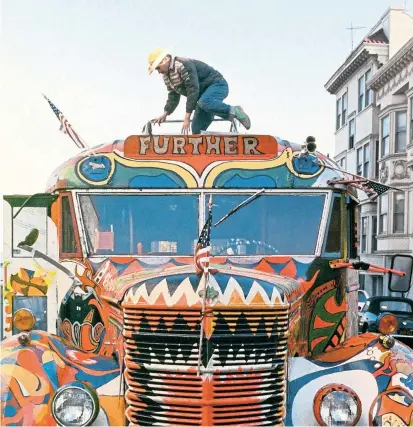  ??  ?? „Entweder du bist im Bus – oder nicht“: Mit einem alten Schulbus namens „Further“, erstanden 1964 für 1500 US-Dollar, fuhren die Merry Pranksters quer durch ganz Amerika.