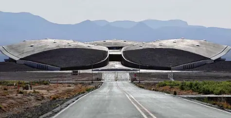  ?? Foto: Imago ?? Der erste kommerziel­le Weltraum Flughafen im US Bundesstaa­t New Mexico ist seit 2011 fertig. Doch bisher dient der Spaceport America nur als Kulisse für Fotoaufnah­men und Filme.