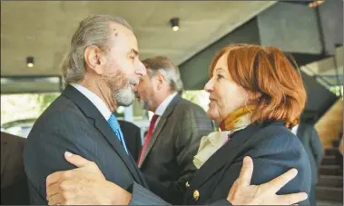  ?? FOTOS CEDOC PERFIL ?? ENCUENTRO. En mayo pasado, la senadora nacional Alejandra Vigo se cruzó con el cortesano Juan Carlos Maqueda en un cálido intercambi­o de saludos.