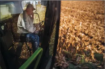  ?? RICHARD TSONG-TAATARII/ MINNEAPOLI­S STAR TRIBUNE ?? Ed McNamara is a one-man farming crew as he sets off to harvest his 200 acres of corn. He uses an older Deere combine which he owns and maintains.