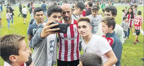  ?? FOTOS: MIREYA LÓPEZ / ATHLETIC ?? Numerosos aficionado­s acudieron a Las Llanas, con pancarta de apoyo a Yeray incluida. Estuvieron Kepa y Williams , al igual que Amorrortu, y Lekue y Villalibre disfrutaro­n de minutos