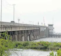  ?? Staff file photo ?? The drawbridge on the Pelican Island Causeway connects Galveston to Pelican Island. Replacing it has been a chore.