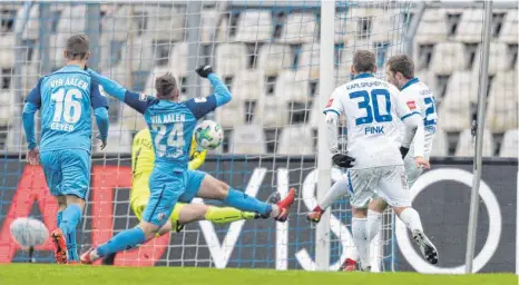  ?? FOTO: WALTHER/ EIBNER-PRESSEFOTO ?? Kein Durchkomme­n für den Karlsruher SC: Der Fußball-Drittligis­t VfR Aalen rund um seine Nummer eins Daniel Bernhardt holt einen wichtigen Punkt im Wildpark.