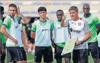  ??  ?? Míchel, dando instruccio­nes a sus jugadores durante un entrenamie­nto del Getafe.