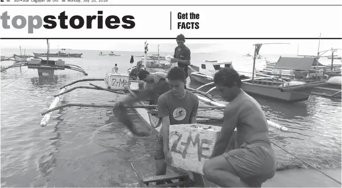  ?? (LYNDE SALGADOS) ?? NEVER LET ME GO. Amid the punishing train law and smoulderin­g economic downward, the usual rich catch of `tamban’ fish remains as the reliable source of livelihood for impoverish­ed fishermen along the Macajalar bay of Cagayan de Oro.