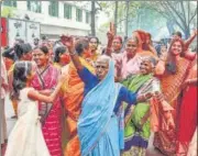  ?? MILIND SAURKAR/HT PHOTO ?? BJP workers celebrate party’s win in Maharashtr­a assembly elections on Thursday.