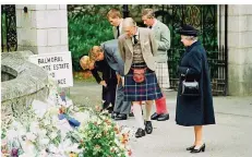  ?? FOTO: ULLSTEIN BILD ?? Fünf Tage nach dem Unglück (v.r.): Königin Elisabeth II., Prinz Charles, Prinz Philip, William, Harry und deren Cousin Peter 1997 am Landsitz Balmoral.