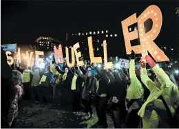  ?? MANUEL BALCE CENETA/AP ?? Protesters in front of the White House voice support for Robert Mueller’s investigat­ion.