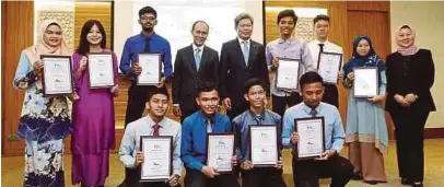  ??  ?? Datuk Khairussal­eh Ramli (standing, centre) with Chang Shi Ting (standing, second from left), Marliana Nor Shazreen Azmi (standing, second from right), Mohd Aqimie Aziz (first row, right) and other RHB X-Cel Star Scholarshi­p Award receivers at the scholarshi­p presentati­on ceremony.