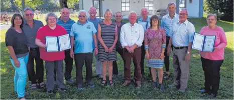  ?? FOTO: PRIVAT ?? Ehrungen beim VdK-Ortsverban­d Maselheim-Baltringen-Wennedach: (von links) Monika Wagner, Erich Hummel, Claudia Müller, Günter Sulz, Franz-Xaver Ammann, Franz Reisch, Lisa Podkowik, Alois Wohnhaas, Franz Hipp, Franz Koch, Ulrike Feldt, Paul Grimm, Robert Schafitel, Gisela Mangold (alle geimpft).