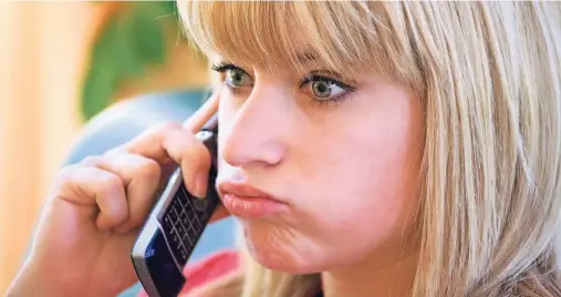  ?? FOTO: ULLSTEIN ?? So lieber nicht: Wer ein Bewerbungs­gespräch am Telefon führt, sollte ein freundlich­es Gesicht machen. Denn das überträgt sich auf die Stimme. Um einen guten Eindruck beim Gesprächsp­artner zu hinterlass­en, empfiehlt es sich, ein paar einfache Dinge zu beherzigen.