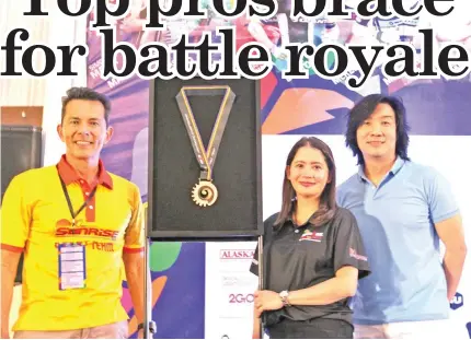  ?? JUN MENDOZA ?? DOT Sec. Bernadette Romulo-Puyat, Sunrise event president Fred Uytengsu and Filipino industrial designer Kenneth Cobonpue posed with newly design medal for Regent Aguila Ironman 70.3 Philippine­s Asia Pacific championsh­ip named ‘Perlas ng Silanganan’...