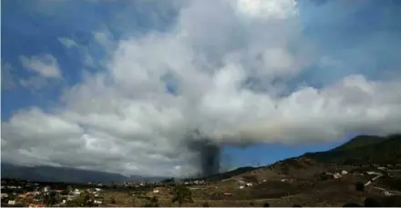  ?? AFP/VNA Photo ?? Evacuation­s started after Mount Cumbre Vieja erupted on the Canary Islands.