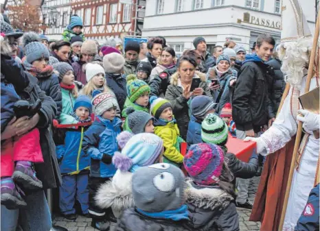  ?? ARCHIVFOTO: ANTHIA SCHMITT ?? 500 Kinder in Begleitung mindestens eines Elternteil­s wollen möglichst zügig zum Nikolaus – für die Veranstalt­er ein Problem.