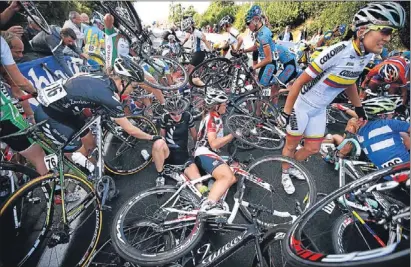  ?? REUTERS ?? Caiguda al Mundial femení. Una caiguda va afectar bona part de les ciclistes. Després va guanyar amb rotunditat l’holandesa Marianne Vos, la campiona olímpica actual