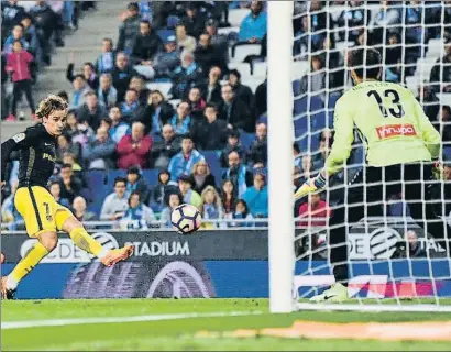  ?? DAVID RAMOS / GETTY ?? Aquesta rematada de Griezmann va donar els tres punts a l’Atlètic de Madrid a Cornellà