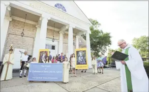  ?? Matthew Brown / Hearst Connecticu­t Media ?? Rev. Bill Platt leads worshipper­s in a blessing in front of St. Catherine of Siena Church in Greenwich in July 2019.