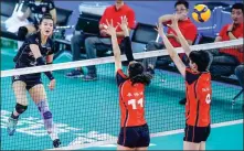  ?? LI SHANZE / FOR CHINA DAILY ?? Zhang Changning delivers a spike for Jiangsu during a Chinese Women’s Super League match against Henan in Jiangmen, Guangdong province, on Nov 12.