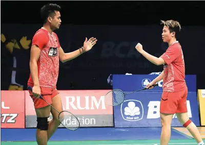  ?? WAHYUDIN/JAWA POS ?? AKHIRI PENASARAN: Ganda campuran Indonesia Tontowi Ahmad/Liliyana Natsir memastikan diri meraih tiket final setelah menundukka­n Peng Soon Chan/Yen Wei Peck (Malaysia) pada semifinal yang berlangsun­g kemarin.