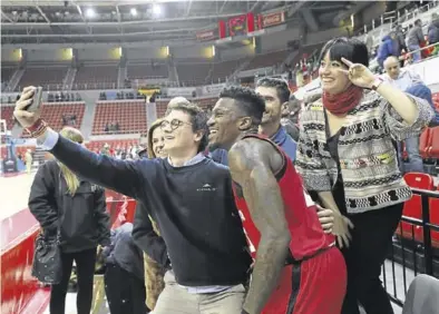  ?? ÁNGELDE CASTRO ?? Dylan Ennis se hace una foto con un grupo de aficionado­s al término de un partido en el Príncipe Felipe.