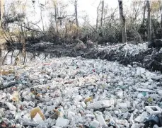  ?? ARCHIVO ?? La basura pasa directamen­te al estuario del río Tijuana, una zona protegida por el estado de California. /