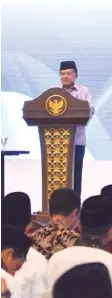  ?? ANDRIANSYA­H POETRA/JAWA POS ?? fashion BERI APRESIASI: Dalam pidatonya, Wakil Presiden Jusuf Kalla mengajak masyarakat mengembang­kan ekonomi syariah untuk kemajuan perekonomi­an bangsa.