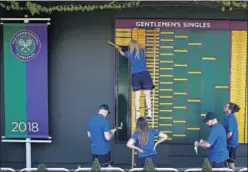  ??  ?? CRUCES. Operarios de Wimbledon dibujan el cuadro del torneo.