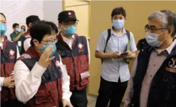  ??  ?? Chinese medical experts interact with a Philippine epidemic control worker in a makeshift hospital at the Philippine Internatio­nal Convention Center in Manila, the Philippine­s, on April 14