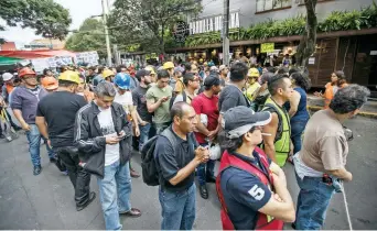  ??  ?? Vecinos de la zona se coordinan para canalizar la ayuda, tanto de personas como de donaciones y materiales, para la remoción de escombros del edificio que cayó en la calle de Escocia y Edimburgo, y el de Gabriel Mancera.