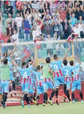  ??  ?? Il meritato tributo dei tifosi al Catania a fine gara