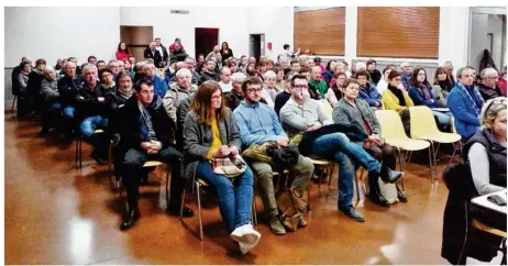  ??  ?? Plus de 120 personnes ont participé à cette réunion publique d’informatio­n et d’échanges.