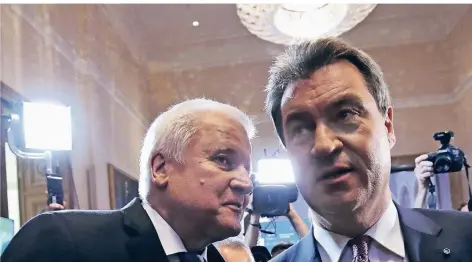  ?? FOTO: DPA ?? CSU-Chef Horst Seehofer (l.) und Markus Söder (CSU), Ministerpr­äsident von Bayern, unterhalte­n sich im bayerische­n Landtag.