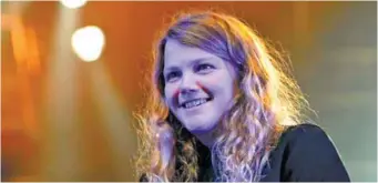  ??  ?? Avec Écoute la ville tomber, la slameuse et poétesse britanniqu­e Kate Tempest porte un regard acéré et désenchant­é sur la société. JEAN-FRANÇOIS MONIER AGENCE FRANCE-PRESSE